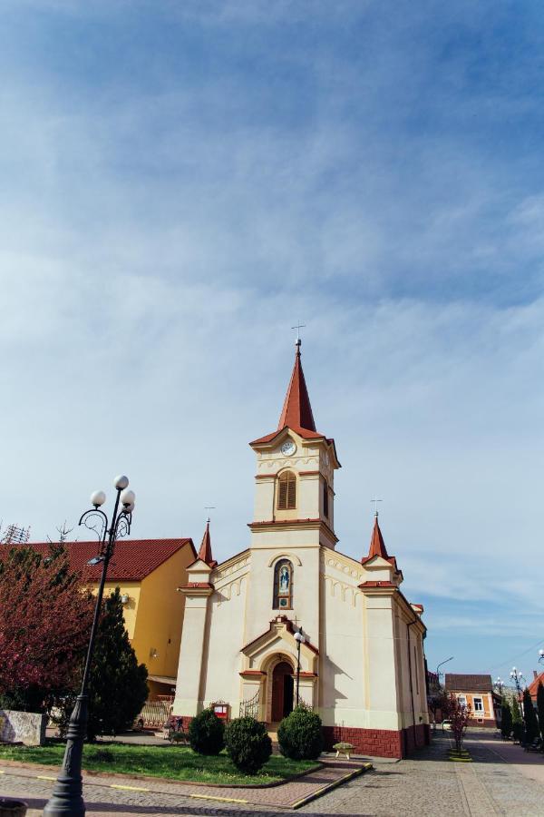 Готель Тячів מראה חיצוני תמונה